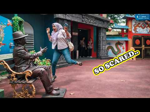 WANITA MELOMPAT DI DEKAT PATUNG PERUNGGU, Living Statue Prank, Human Statue Prank