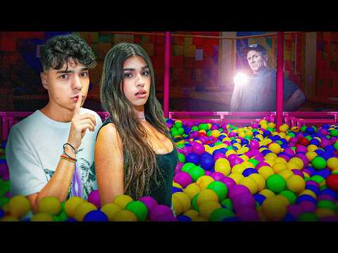 Ne-am Furișat Noaptea Într-un Loc De Joacă