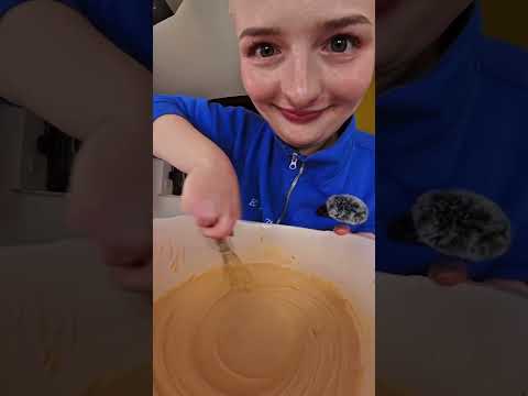 Großkopf Lina macht Lotuskuchen 🎂👽 #lidiro #shorts