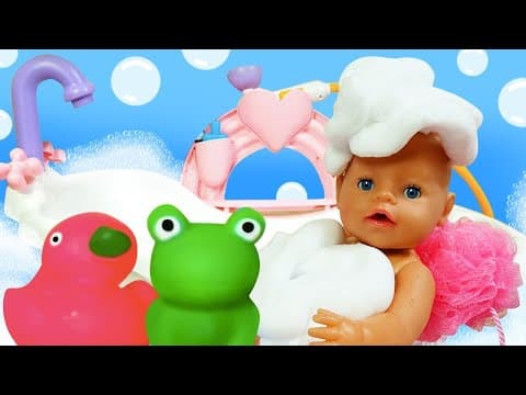 Baby Born uykuya hazırlanıyor. Banyo oyuncakları ile çocuk videosu.