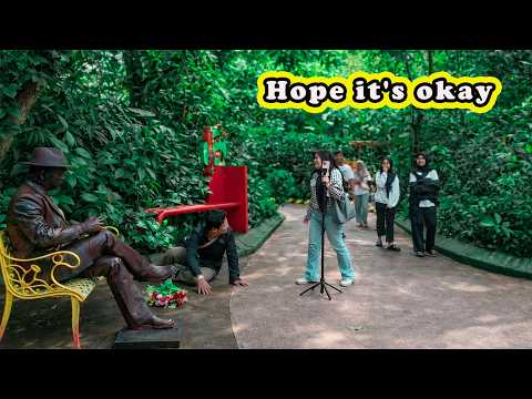 DIA JATUH KE TANAH.UNTUNGNYA, TIDAK TERJADI APA-APA, Human Statue Prank