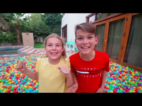 كرات بلاستيكية ملونة تغزو المنزل